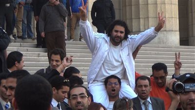 عاجل.. الإفراج عن علاء عبد الفتاح (فيديو)