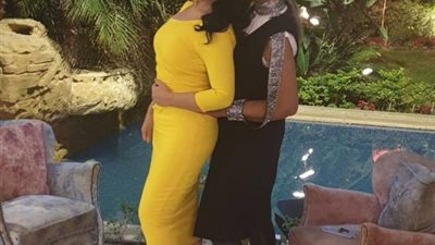 بوسي شلبي ترد على منتقدي حذائها بـ”اثنين” من نفس النوع (صور)