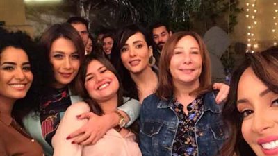 نرمين الفقى تحتفل مع أسرة أبو العروسة بانتهاء تصوير المسلسل (صور وفيديو)