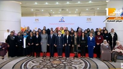 السيسي يلتقط صورة تذكارية مع الأمهات المثاليات فى يوم المرأة المصرية (فيديو)