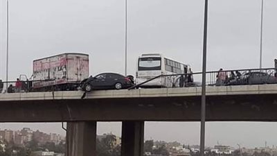 اصطدام سيارة بحاجز كوبرى الدائري في اتجاه منطقة المعادي