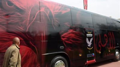 وصول أتوبيس النادي الأهلي إلى مقر لقاء القمة 117 ببرج العرب