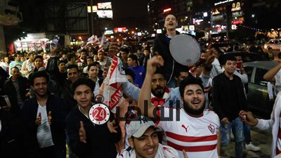 جماهير الزمالك تهتف أمام النادي: “اصحى وصحصح يا نايم.. إحنا الأول يا بهايم” (فيديو)