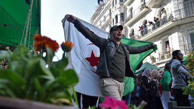 عاجل.. وسائل إعلام: الجزائر تمنع شخصيات عامة من السفر خارج البلاد (مستند)