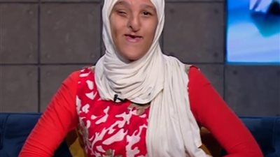 الطالبة إسراء أحمد: مابخدش فلوس من حد.. وبتجاهل انتقادات شكلي عشان أعرف أعيش (صور)