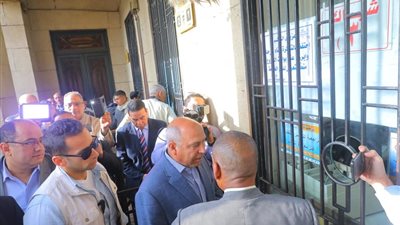 “التذاكر واقفا”.. طريقة جديدة للسكة الحديد بعد الاستياء من الغرامات (صور)