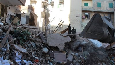 9 ضحايا في انهيار عقار بمنطقة الزاوية الحمراء.. والأمن يخلي 5 بنايات مجاورة