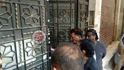 نيابة الهرم تعاين مكان حادث مقتل إمام مسجد بحي الهرم أثناء صلاة الجمعة (صور)