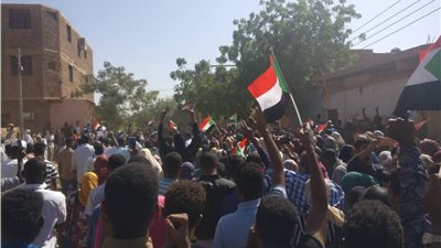 تظاهرات حاشدة أمام مقر الجيش السودانى للمطالبة برحيل البشير (فيديو)
