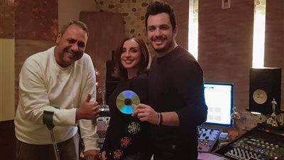 قبلة المطربة أنغام لزوجها الموزع أحمد إبراهيم تثير الجدل (فيديو)