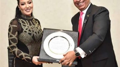 المملكة العربية السعودية تمنح سمية الخشاب ختم الرسول (صور)