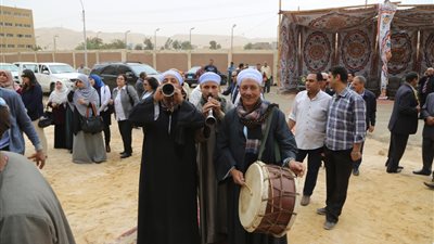 أثناء افتتاح محطة غربلة تقاوي.. أهالي سوهاج يستقبلون وزير الزراعة بالمزمار والطبل البلدي