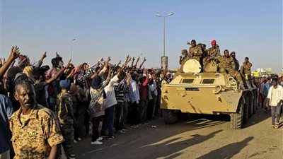 متظاهرون في السودان يعتلون مدرعات الجيش أمام مقر القيادة العامة