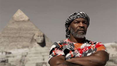 جلسة تصوير للنجم العالمي مايك تايسون أمام الأهرامات (صور)