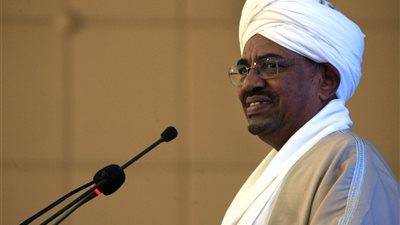 عاجل.. البشير يبحث مع قيادات الجيش التنحى عن السلطة في السودان