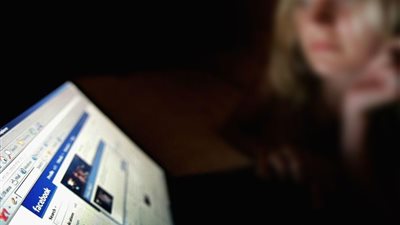 “نسويات” يعيدن نشر طرق منع الابتزاز الجنسي الإلكتروني