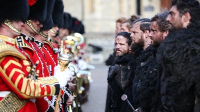 قبل عرض الجزء الأخير.. حرس الشرف البريطاني فى مواجهة “حرس ليل game of thrones” (فيديو وصور)