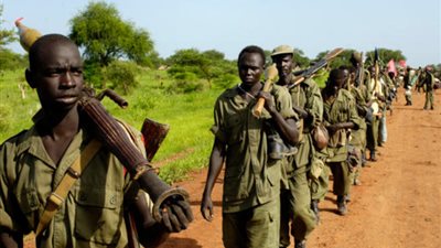 ضباط وعساكر سودانيين يرددون هتافات بإسقاط النظام