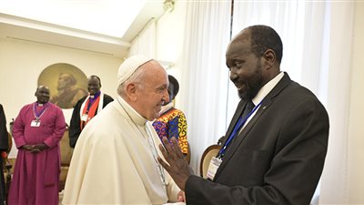 فى خلوة روحية.. بابا الفاتيكان يتوسل ويقبل أقدام قادة جنوب السودان (صور وفيديو)