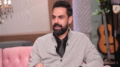 أمير طعيمة في ملعب مباراة محمد صلاح برفقة نجله (صورة)