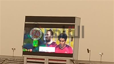 ستاد برج العرب يُشعل حماس جماهير الأهلي بعرض أهداف حاسمة على الشاشات (صور)