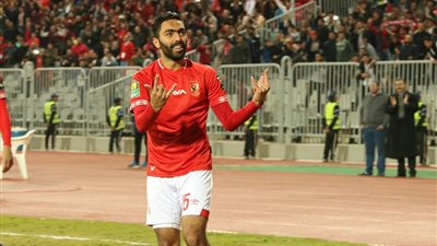 عمرو السولية والشحات يقرأن الفاتحة قبل مباراة صن داونز (صورة)