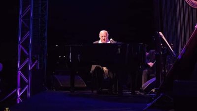 عمر خيرت يرسل باقة ورود للجيش والشرطة من حفل الجامعة البريطانية (صور)