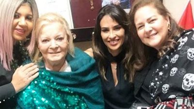 ابنة ناهد شريف تزور نادية لطفي بالمستشفى