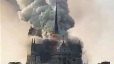 شاهد لحظة انهيار برج الكاتدرائية نوتردام التاريخي بباريس (فيديو)