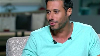 مشادة كلامية بين أحمد السعدني ومتابعيه بسبب حضن سيد رجب للعروسة اليتيمة (صور)