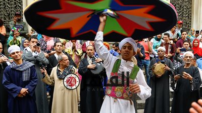 بالتنورة والزغاريد شارع المعز يحتفل باليوم العالمي للتراث (صور)