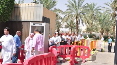 بعلم مصر وصورة الرئيس.. توافد المصريون في السعودية للمشاركة في الاستفتاء (صور)