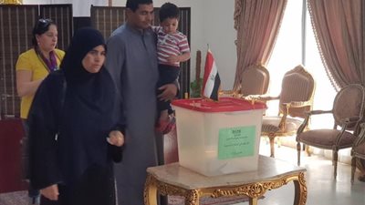 توافد أبناء الجالية المصرية في البحرين للتصويت على التعديلات الدستورية (صور)
