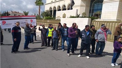 توافد شعبي للجالية المصرية في الأردن للتصويت على التعديلات الدستورية (صور)