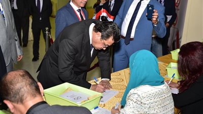 سفير مصر لدى الكويت يُدلي بصوته في الاستفتاء على التعديلات الدستورية (صور)