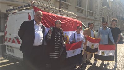 المصريون في فرنسا يتوافدون للاستفتاء على التعديلات الدستورية (صور)