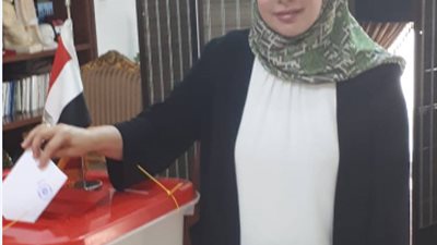 “الهجرة” تبرز مشاركة إحدى نابغات “مصر تستطيع” في الاستفتاء (صور)