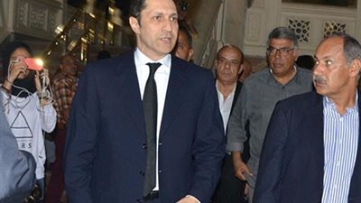 علاء مبارك لمصطفى بكري: احترنا معاك (صورة)