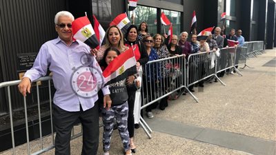 شاهد.. احتشاد المصريين المشاركين فى الاستفتاء أمام القنصلية بنيويورك (صور)