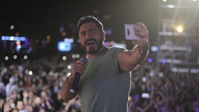 بعد نجاح حفله بالسعودية تامر حسني: “مفيش مستحيل إحلموا تحت أي ظروف” (فيديو)