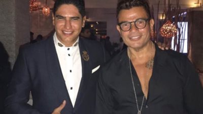 عمرو دياب طلّع أحمد أبو هشيمة على المسرح: “أنا جبته معايا” (فيديو)