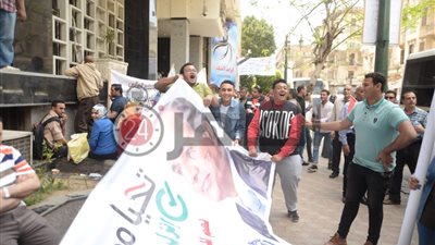 بالأعلام ولافتات “تحيا مصر”.. توافد المواطنين للمشاركة في الاستفتاء على التعديلات الدستورية (صور)