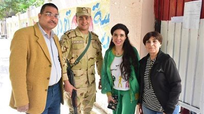 دينا تدلي بصوتها في الاستفتاء على تعديل الدستور بصحبة والدتها (صور)