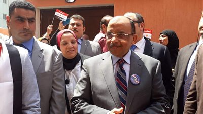 وزير التنمية المحلية ومحافظ القاهرة يتفقدان لجان الاستفتاء (صور)