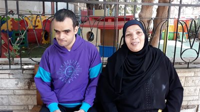 “حقي في الدستور”.. مصطفى من ذوي الاحتياجات الخاصة يصر على التصويت في الاستفتاء (صور)