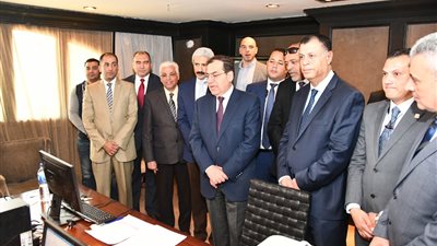 وزير البترول يتفقد غرفة الوزارة لمتابعة عملية الاستفتاء على التعديلات الدستورية