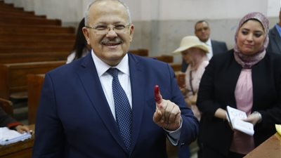 رئيس جامعة القاهرة يُدلي بصوته في الاستفتاء (صور)