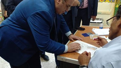 رئيس مجلس أمناء جامعة سيناء يُدلي بصوته في الاستفتاء (صور)