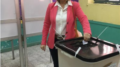لميس الحديدي تُدلي بصوتها في الاستفتاء: واجب على كل مصري