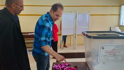 المخرج رامي إمام يدلي بصوته في ثالث أيام الاستفتاء على الدستور (صور)